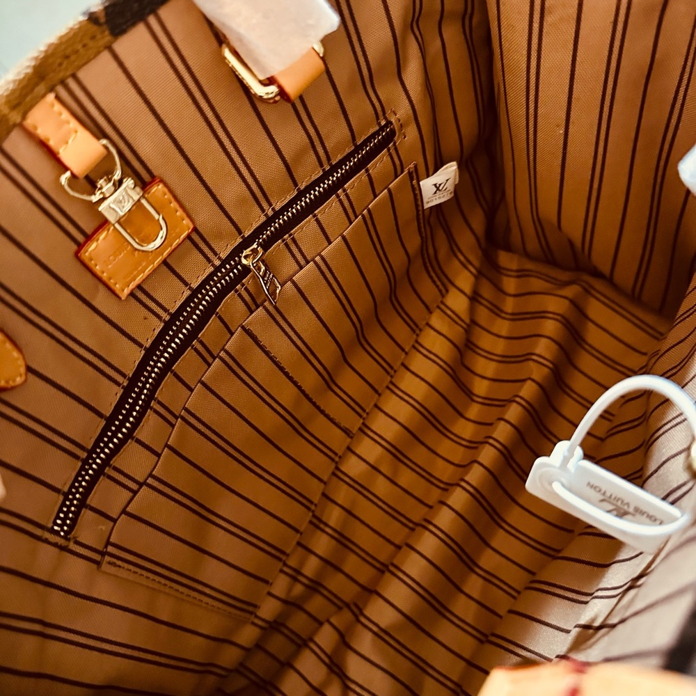 Nice brown and light brown bag cleaning my closet out all three of them lol